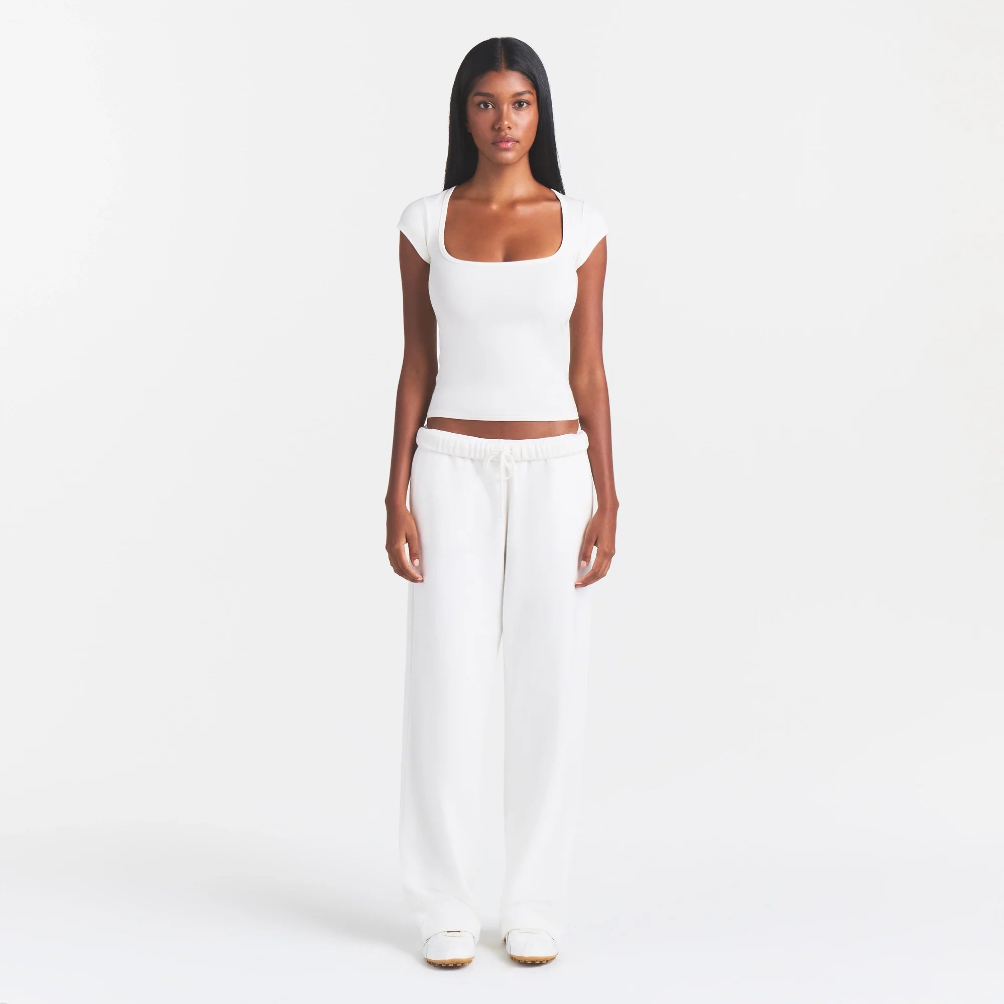 COTTON JERSEY SCOOP NECK T-SHIRT | MARBLE ON A MODEL FRONT VIEW @ | FOCUS: 0.0, 1.0, 0.9