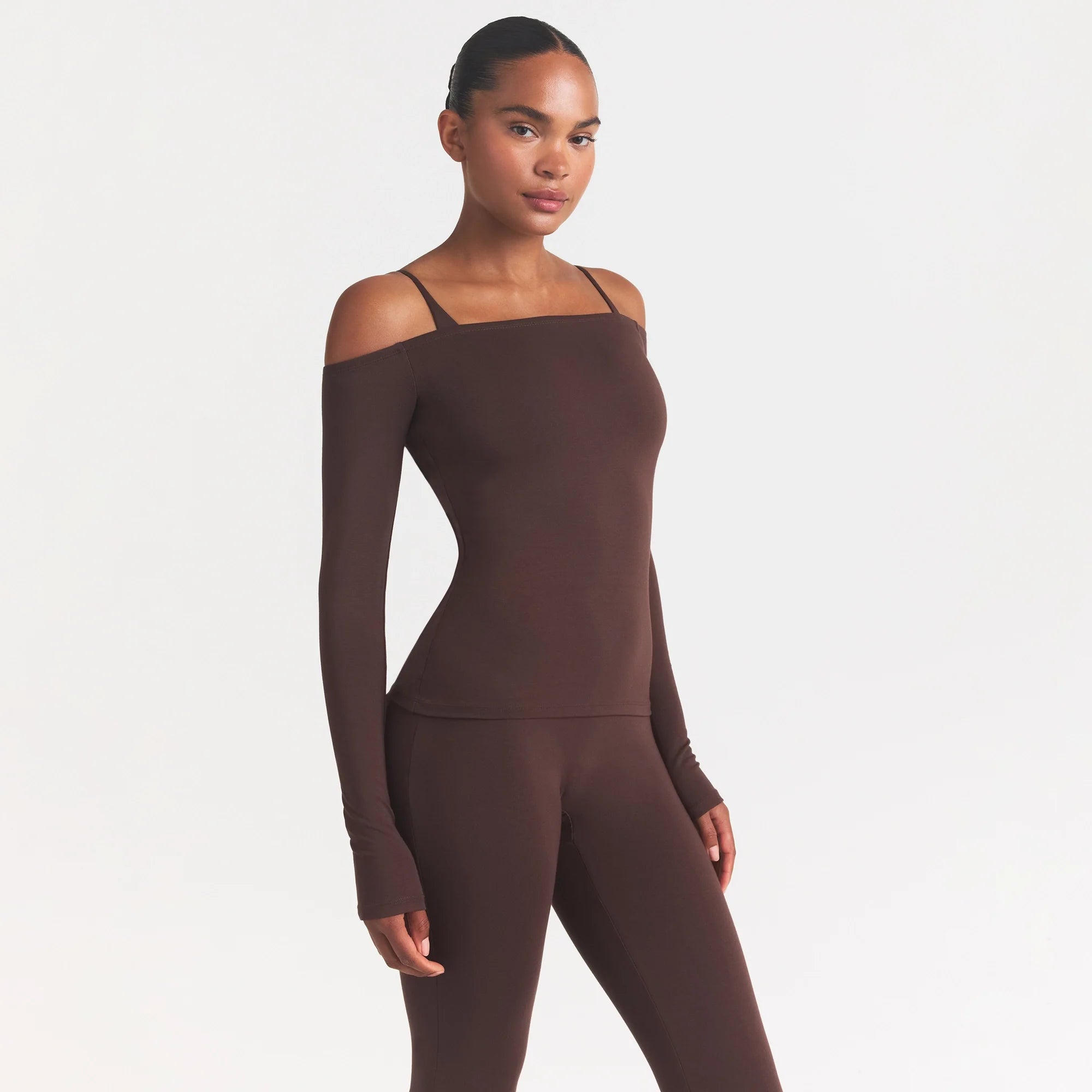 SMOOTH LAYERS OFF THE SHOULDER TOP | COCOA ON A MODEL SIDE VIEW @ | FOCUS: 0.0, 1.0, 0.9