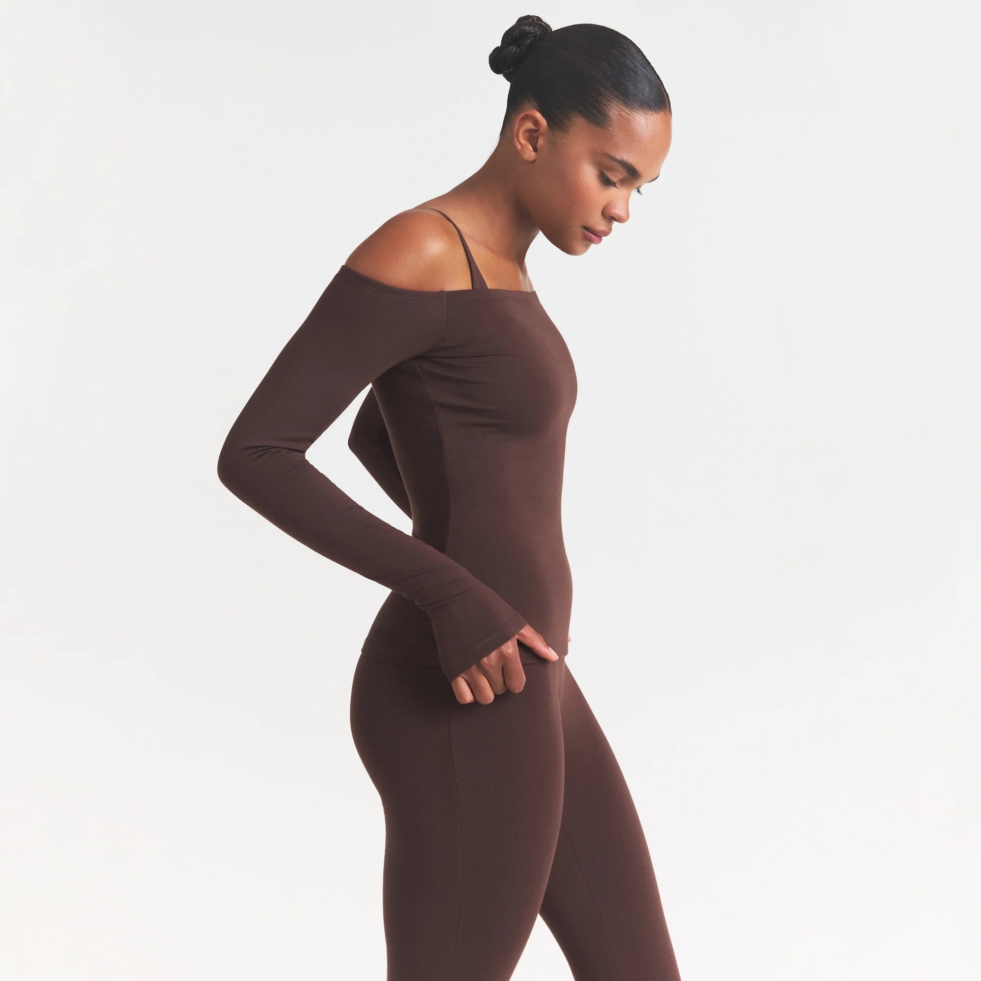 SMOOTH LAYERS OFF THE SHOULDER TOP | COCOA ON A MODEL SIDE VIEW @ | FOCUS: 0.0, 1.0, 0.9