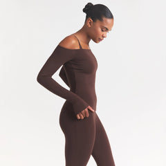 SMOOTH LAYERS OFF THE SHOULDER TOP | COCOA ON A MODEL SIDE VIEW @ | FOCUS: 0.0, 1.0, 0.9