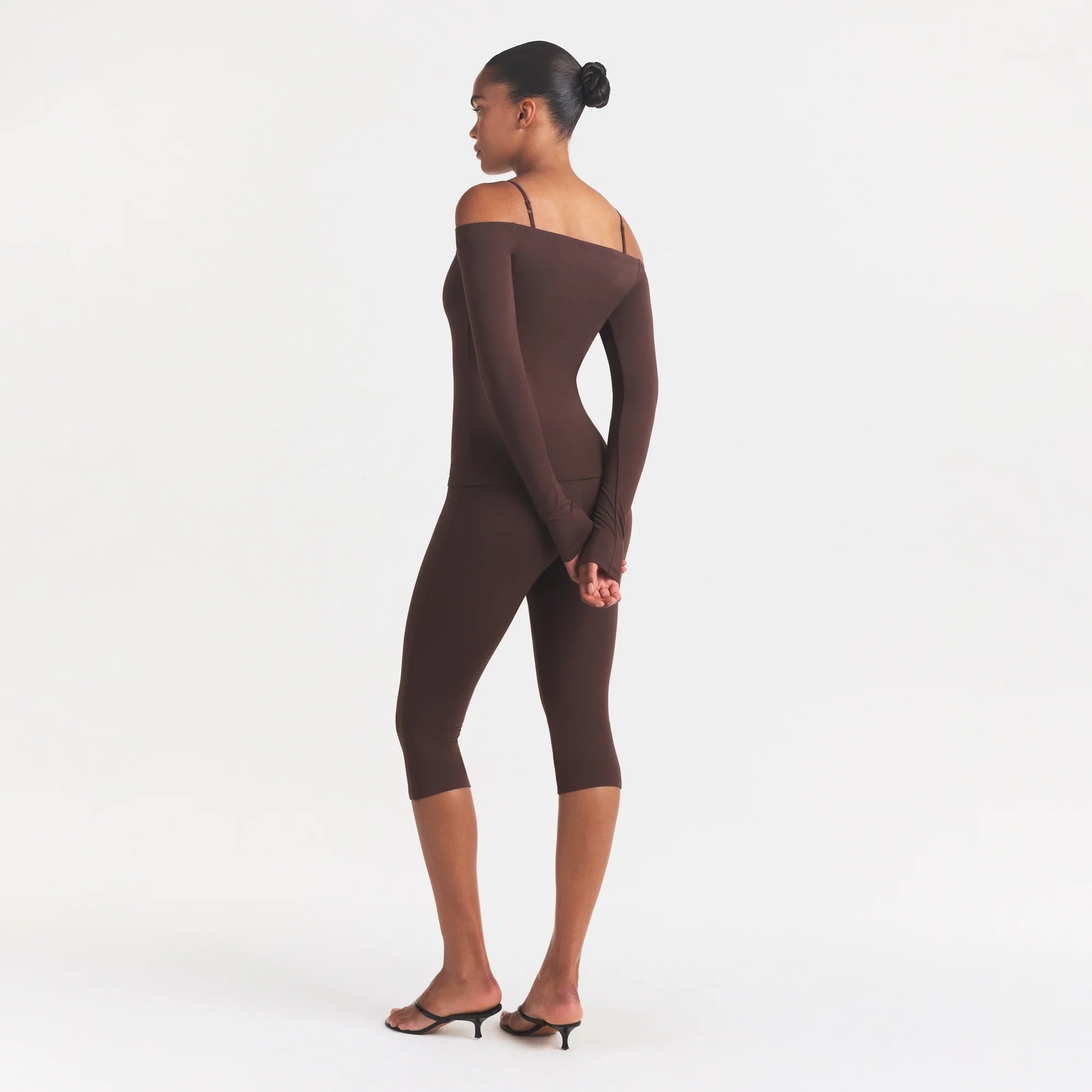 SMOOTH LAYERS OFF THE SHOULDER TOP | COCOA ON A MODEL FRONT VIEW @ | FOCUS: 0.0, 1.0, 0.9