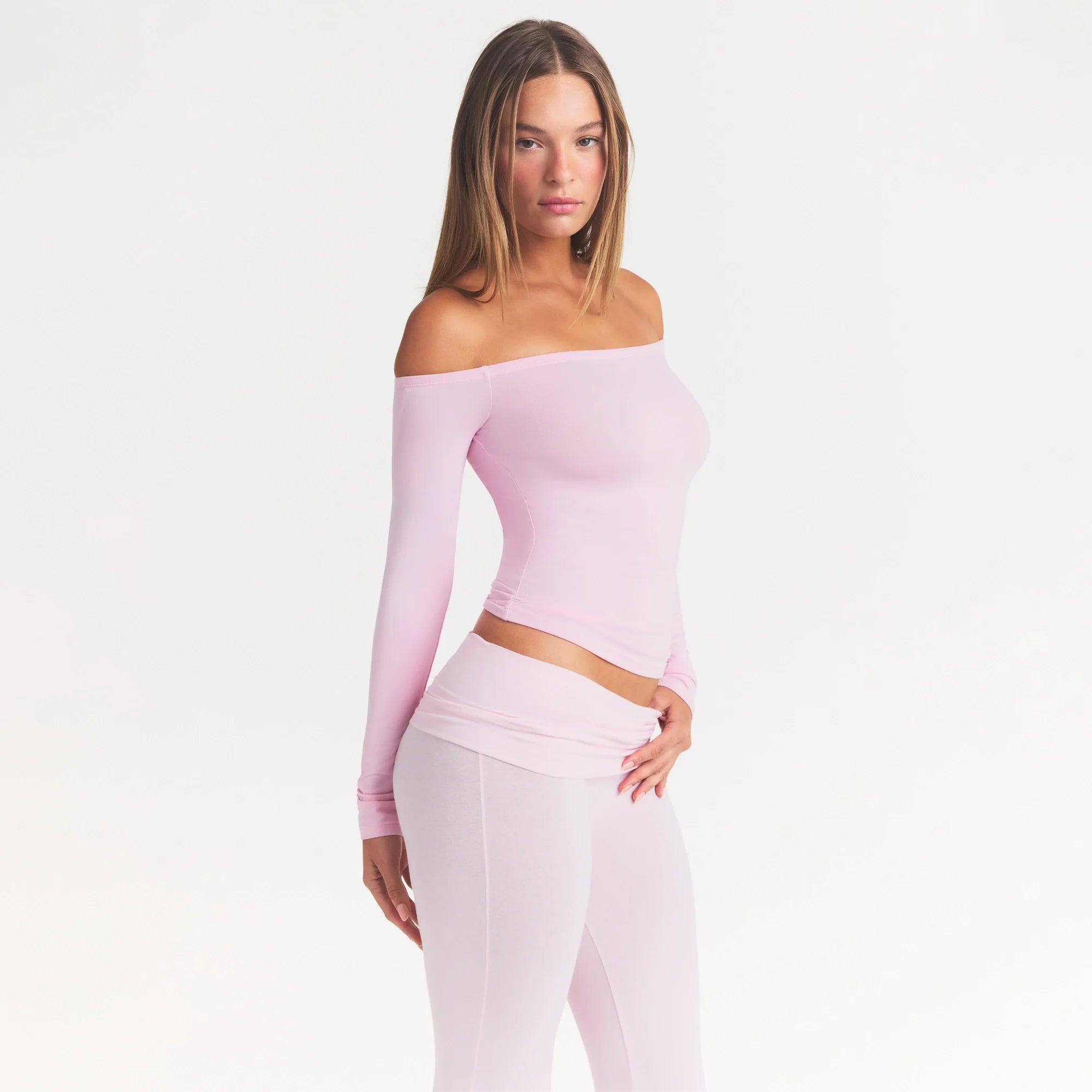 SMOOTH LAYERS OFF THE SHOULDER TOP | PEONY ON A MODEL SIDE VIEW @ | FOCUS: 0.0, 1.0, 0.9