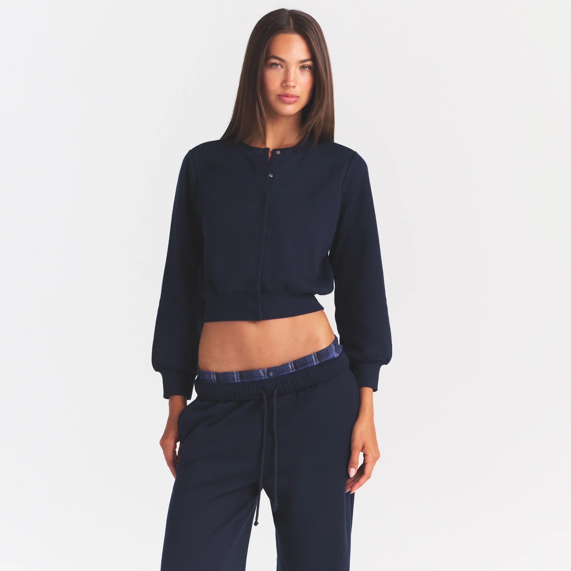 COTTON FLEECE SHRUNKEN CARDIGAN | NAVY ON A MODEL SIDE VIEW @ | FOCUS: 0.0, 1.0, 0.9