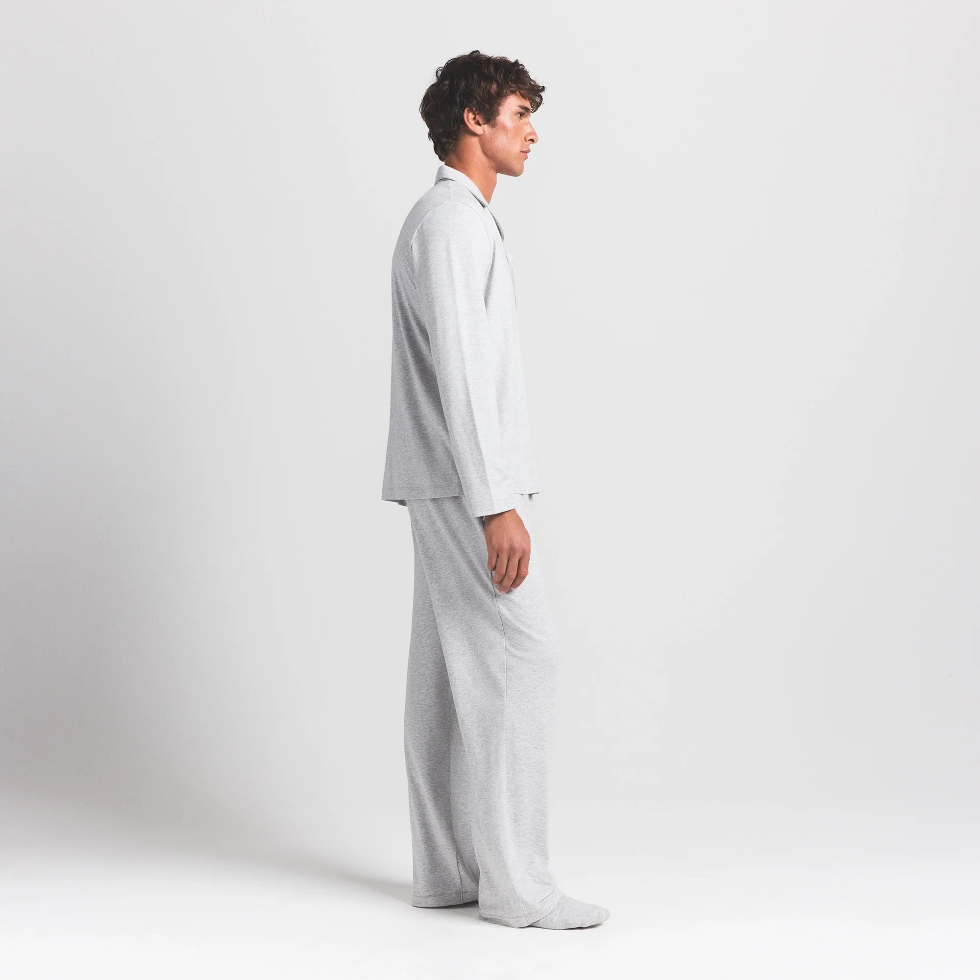 JERSEY SLEEP MENS SLEEP SET | LIGHT HEATHER GREY ON A MODEL SIDE VIEW @ | FOCUS: 0.0, 1.0, 0.9