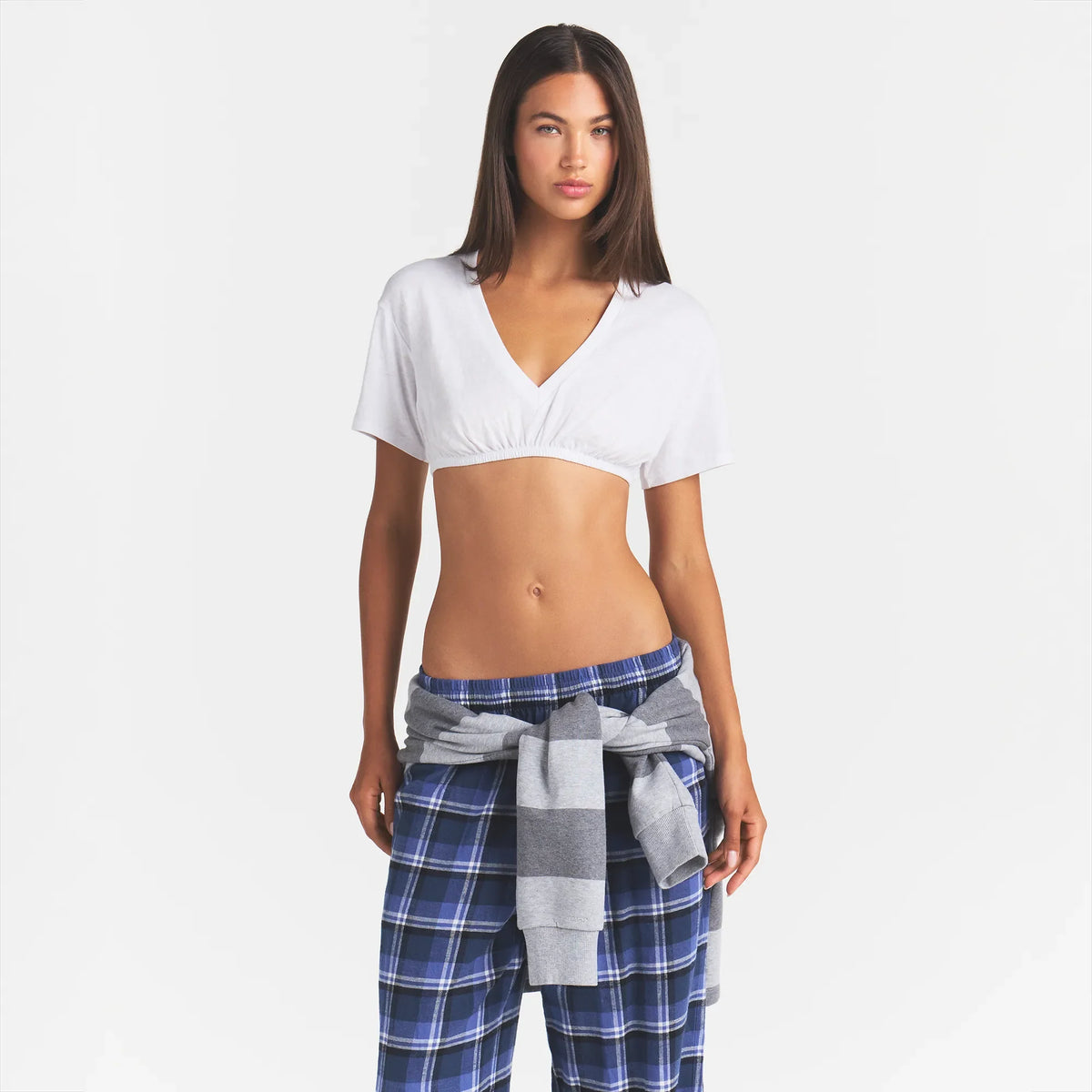 WORN IN JERSEY SUPER CROPPED V-NECK T-SHIRT | SNOW ON A MODEL | FOCUS: 0.0, 1.0, 0.9