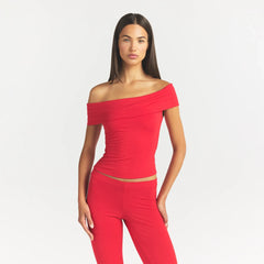 SMOOTH LAYERS SHORT SLEEVE TOP | CARMINE ON A MODEL FRONT VIEW @ | FOCUS: 0.0, 1.0, 0.9