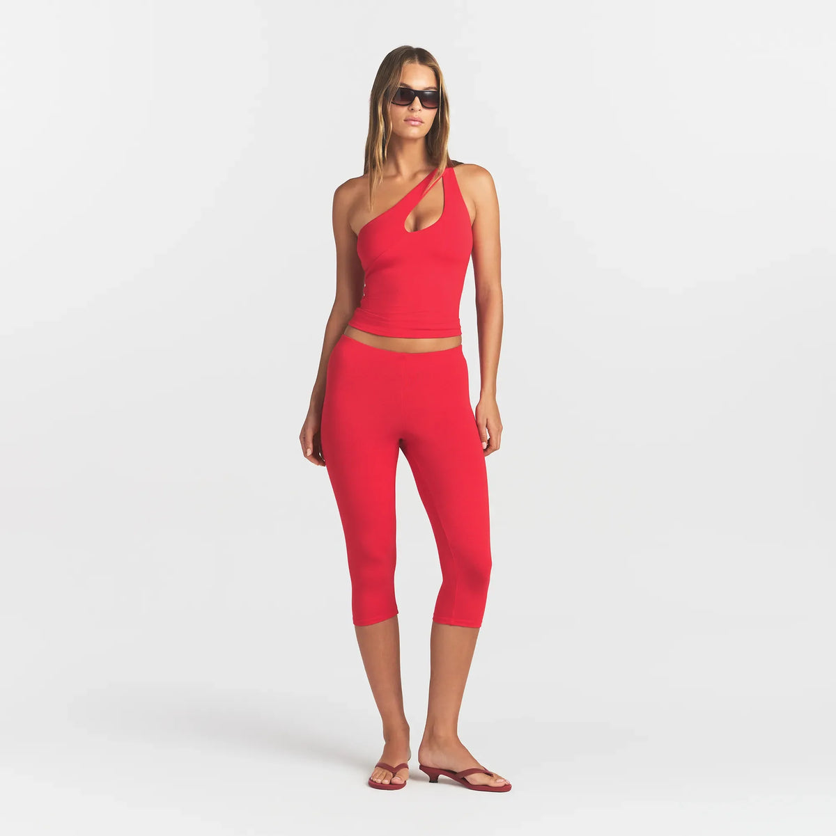 SMOOTH LAYERS ASYMMETRICAL TANK | CARMINE ON A MODEL FRONT VIEW @ | FOCUS: 0.0, 1.0, 0.9