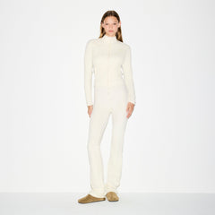 OUTDOOR FLEECE FITTED JACKET | ECRU ON A MODEL FRONT VIEW @ | FOCUS: 0.0, 1.0, 0.9